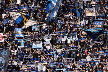 Atalanta BC taraftarları İtalya 'nın Bergamo kentindeki Gewiss Stadyumu' nda oynanan Atalanta BC - FC Internazionale maçında eşarplarını kaldırdılar.