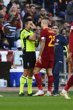 A.S. Roma 'dan hakem Antonio Rapuano ve Gianluca Mancini, A.S. Roma' ya karşı Torino F.C. arasındaki Serie A Şampiyonası 'nın 15. gününde 13 Kasım 2022 'de Roma, İtalya' daki Stadio Olimpico 'da. - Fotoğraf: Domenico Cippitelli / LiveMedi