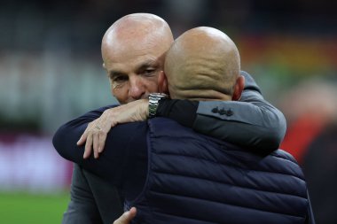 AC Milan teknik direktörü Stefano Pioli, 13 Kasım 2022 'de Giuseppe Meazza Stadyumu' nda AC Milan ile ACF Fiorentina arasında oynanan 2022 / 23 tarihli Serie A 2022 / 23 futbol karşılaşmasında Vincenzo Italiano teknik direktörüne sarıldı.