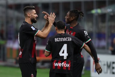 AC Milan 'dan Rafael Leao, 13 Kasım 2022' de İtalya 'nın Giuseppe Meazza Stadyumu' nda AC Milan ile ACF Fiorentina arasında oynanan 2022 / 23 tarihli futbol maçında attığı golü takım arkadaşlarıyla birlikte kutluyor - Fotoğraf: Fabrizio Carabelli / LiveMedi