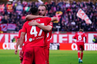 Dany Mota (AC Monza) İtalya 'nın başkenti Monza' da 13 Kasım 2022 'de oynanan U-Power Stadyumu' nda Serie A maçında Carlos Augusto (AC Monza) ile yaptığı golü kutluyor.
