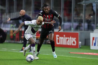 AC Milan 'dan Rafael Leao, 13 Kasım 2022' de İtalya 'nın Giuseppe Meazza Stadyumu' nda AC Milan ile ACF Fiorentina arasında oynanan 2022 / 23 Serie A futbol karşılaşmasında ACF Fiorentina Dodo ile birlikte top için mücadele etmektedir.