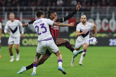 AC Milan 'dan Rafael Leao, 13 Kasım 2022' de Giuseppe Meazza Stadyumu 'nda AC Milan ile ACF Fiorentina arasında oynanan 2022 / 23 Serie A futbol karşılaşmasında ACF Fiorentina' dan Lorenzo Venuti ile birlikte top için mücadele etmektedir.