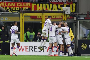 ACF Fiorentina takımından Antonin Barak, 13 Kasım 2022 tarihinde Giuseppe Meazza Stadyumu 'nda AC Milan ile ACF Fiorentina arasında oynanan 2022 / 23 tarihli futbol maçında attığı golü takım arkadaşlarıyla birlikte kutluyor - Fotoğraf: Fabrizio Carabelli / Li