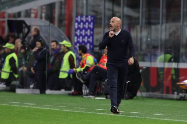 Vincenzo Italiano ACF Fiorentina 'nın baş antrenörü 13 Kasım 2022 tarihinde İtalya' nın Giuseppe Meazza Stadyumu 'nda AC Milan ile ACF Fiorentina arasında oynanan 2022 / 23 tarihli futbol karşılaşmasında jestler yaptı.