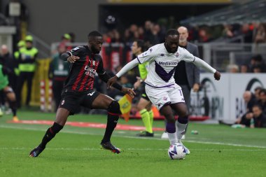 ACF Fiorentina takımından Jonathan Ikone, 13 Kasım 2022 'de Giuseppe Meazza Stadyumu' nda AC Milan ile ACF Fiorentina arasında oynanan 2022 / 23 Serie A futbol karşılaşmasında AC Milan 'dan Fikayo Tomori ile birlikte top için yarışıyor.