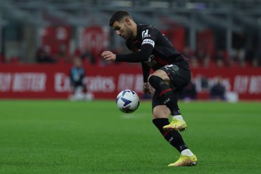 AC Milan 'dan Theo Hernandez, 13 Kasım 2022 tarihinde Giuseppe Meazza Stadyumu' nda AC Milan ile ACF Fiorentina arasında oynanan 2022 / 23 futbol karşılaşmasında görev aldı.