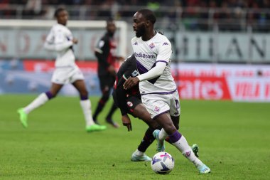 ACF Fiorentina takımından Jonathan Ikone, 13 Kasım 2022 tarihinde Giuseppe Meazza Stadyumu 'nda AC Milan ile ACF Fiorentina arasında oynanan 2022 / 23 futbol karşılaşmasında görev başında.