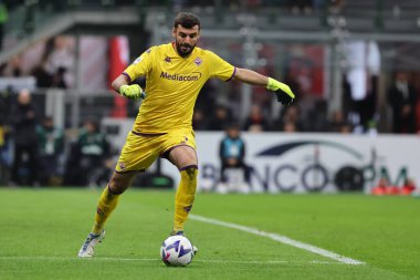 ACF Fiorentina takımından Pietro Terracciano, 13 Kasım 2022 tarihinde İtalya 'nın Giuseppe Meazza Stadyumu' nda AC Milan ile ACF Fiorentina arasında oynanan 2022 / 23 futbol karşılaşmasında görev başındaydı.