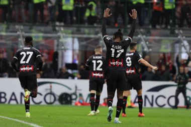 AC Milan 'dan Rafael Leao, 13 Kasım 2022' de Giuseppe Meazza Stadyumu 'nda AC Milan ile ACF Fiorentina arasında oynanan 2022 / 23 futbol karşılaşmasını kutluyor.