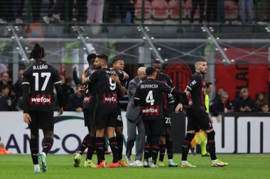 AC Milan 'dan Ante Rebiç, 13 Kasım 2022' de İtalya 'nın Giuseppe Meazza Stadyumu' nda AC Milan ile ACF Fiorentina arasında oynanan 2022 / 23 futbol karşılaşmasında takım arkadaşlarıyla kutlama yapıyor - Fotoğraf: Fabrizio Carabelli / LiveMedi
