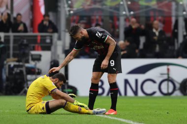 AC Milan 'dan Olivier Giroud, ACF Fiorentina takımından Pietro Terracciano ile 13 Kasım 2022 tarihinde Giuseppe Meazza Stadyumu' nda AC Milan ile ACF Fiorentina arasında oynanan 2022 / 23 tarihli futbol maçında oynadı.
