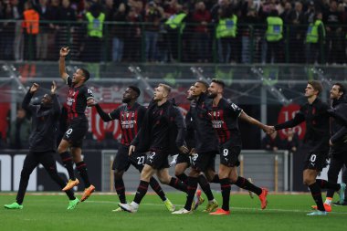 AC Milan 'lı oyuncular 13 Kasım 2022' de İtalya 'nın Giuseppe Meazza Stadyumu' nda AC Milan ile ACF Fiorentina arasında oynanan maçın galibiyetini kutluyorlar.