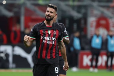 AC Milan 'dan Olivier Giroud, 13 Kasım 2022' de İtalya 'nın Giuseppe Meazza Stadyumu' nda AC Milan ile ACF Fiorentina arasında oynanan 2022 / 23 Serie A futbol karşılaşmasının galibiyetini kutluyor.