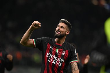 Olivier Giroud Milan Fc 16 Ekim 2022 tarihinde İtalya 'nın Milano kentindeki Giuseppe Meazza San Siro Stadyumu' nda Inter FC Internazionale ve Bologna Fc arasında oynanan İtalyan Serie A tootball maçında kazandığı zaferi kutluyor. Fotoğraf: Tiziano Ballabio - Cr