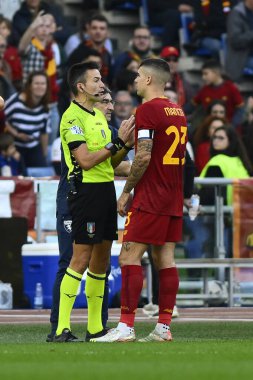 A.S. Roma 'dan hakem Antonio Rapuano ve Gianluca Mancini, A.S. Roma' ya karşı Torino F.C. arasındaki Serie A Şampiyonası 'nın 15. gününde 13 Kasım 2022 'de Roma, İtalya' daki Stadio Olimpico 'da. - Fotoğraf: Domenico Cippitelli / LiveMedi