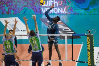 Spike of Noumory Keita - WithU Verona Voleybol İtalya Serie A Men SuperLeague Championship WithU Verona Vero Volley Monza 'ya karşı Verona, İtalya' da Pala AGSM-AIM, 13 Kasım 2022