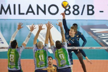 Spike of Rok Mozic - WithU Verona Voleybol İtalya Serie A Erkekler Süper Lig Şampiyonluğu WithU Verona-Vero Volley Monza 'ya karşı Verona, İtalya' da 13 Kasım 2022 'de Pala AGSM-AIM' de