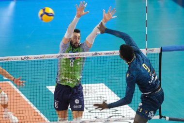 Block by Stephen Maar - Vero Volley Monza Voleybol İtalyan Serie A Men SuperLeague Championship WithU Verona-Vero Volley Monza 'ya karşı Verona, İtalya' da Pala AGSM-AIM, 13 Kasım 2022 - Fotoğraf: Roberto Tommasin