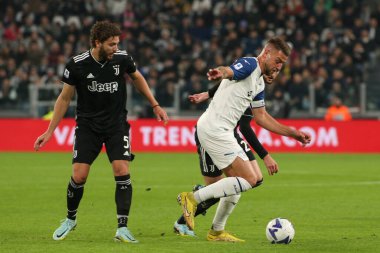 Sergej Milinkoviç Saviç (SS Lazio) Adrien Rabiot (Juventus FC) ve Manuel Locatelli 'ye (Juventus FC) karşı İtalyan futbol takımı Juventus FC' nin 13 Kasım 2022 'de Torino, İtalya' daki Allianz Stadyumu 'nda SS Lazio' ya karşı oynadığı maçta - Fotoğraf: Claudio Benedett