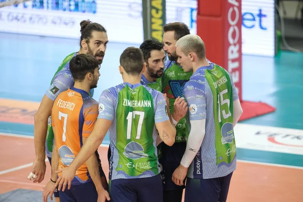 Vero Volley Monza 'nın voleybol İtalya Serie A Erkekler Süper Ligi Şampiyonluğu sırasındaki coşkusu WithU Verona' ya karşı Vero Volley Monza Verona, İtalya 'da 13 Kasım 2022' de Pala AGSM-AIM 'de