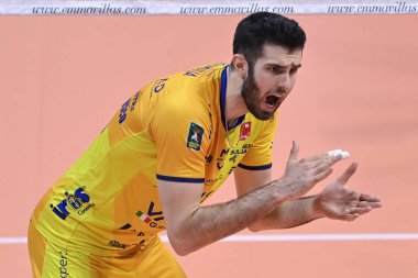 Adis Lagumdzija (Valsa Group Modena), İtalya Süper Lig Voleybol Şampiyonası 'nda Emma Villas Aubay Siena ve Leo Shoes Modena arasında 13 Kasım 2022' de İtalya 'nın Siena kentinde oynanan PalaEstra maçında tepki gösterdi.