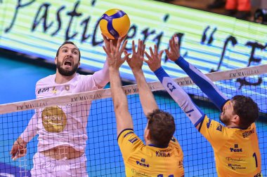 Nemanja Petric (Emma Villas Aubay Siena) voleybol İtalya Serie A Erkekler Süper Ligi Şampiyonası sırasında Emma Villas Aubay Siena, Siena 'daki PalaEstra' da Leo Shoes Modena 'ya karşı, 13 Kasım 2022 - Fotoğraf: Lisa Guglielm