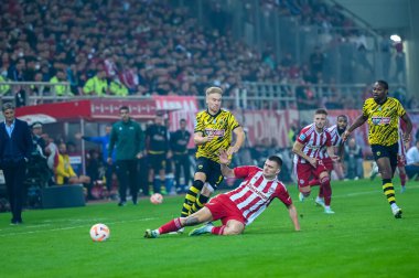 AEK FC 'den 9 Tom VAN WeERT & # xA;, Olympiacos FC' den 74 ANDREAS NTOI ile 13 Kasım 2022 tarihinde Yunanistan 'ın başkenti Atina' da oynanan Karaiskakis Stadyumu 'nda Olympiacos FC ile AEK FC arasındaki Süper Lig karşılaşmasında mücadele etmektedir. - Fotoğraf: Stefanos Kyriazis /