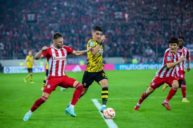 AEK FC 'den 20 PETROS & # xA;, 13 Kasım 2022' de Yunanistan 'ın başkenti Atina' daki Karaiskakis Stadyumu 'nda Olympiacos FC ile AEK FC arasında oynanan karşılaşma sırasında Olimpiyatlar FC' den 45 OLEG REABCIUK & # xA ile yarışıyor. - Fotoğraf: Stefanos K