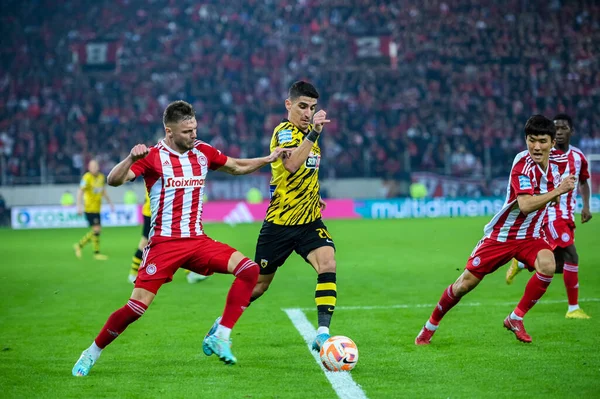 AEK FC 'den 20 PETROS & # xA;, 13 Kasım 2022' de Yunanistan 'ın başkenti Atina' daki Karaiskakis Stadyumu 'nda Olympiacos FC ile AEK FC arasında oynanan karşılaşma sırasında Olimpiyatlar FC' den 45 OLEG REABCIUK & # xA ile yarışıyor. - Fotoğraf: Stefanos K