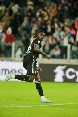 Juventus Fc takımından Moise Kean, 13 Kasım 2022 tarihinde İtalya 'nın Allianz Stadyumu, Torino şehrinde oynanan Juventus Fc ve Ss Lazio futbol maçlarında attığı golü kutluyor.
