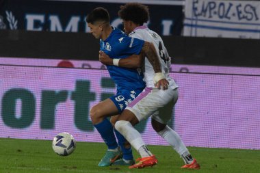 Satriano Martin Empoli, İtalya 'nın başkenti Empoli' deki Carlo Castellani Stadyumu 'nda oynanan Empoli FC maçında Aiwu Emanuel Cremonese tarafından engellendi.