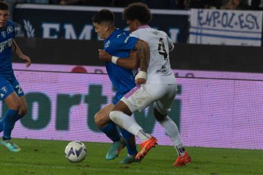 Satriano Martin Empoli, İtalya 'nın başkenti Empoli' deki Carlo Castellani Stadyumu 'nda oynanan Empoli FC maçında Aiwu Emanuel Cremonese tarafından engellendi.