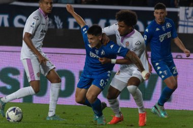 Satriano Martin Empoli, İtalya 'nın başkenti Empoli' deki Carlo Castellani Stadyumu 'nda oynanan Empoli FC maçında Aiwu Emanuel Cremonese tarafından engellendi.