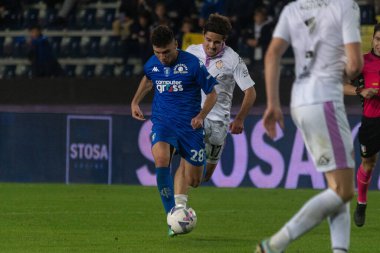 Cambiaghi Nicolo Empoli İtalya 'nın Empoli şehrinde 11 Kasım 2022 tarihinde oynanan Carlo Castellani Stadyumu' nda oynanan İtalyan futbolu Serie A maçında topu taşıyor.