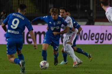 Fazzini Iacopo Empoli İtalya 'nın Empoli şehrindeki Carlo Castellani Stadyumu' nda oynanan İtalyan futbolu Serie A maçında topu taşıyor.