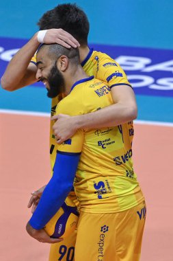 Earvin Ngapeth (Valsa Group Modena) ve Tommaso Rinaldi (Valsa Group Modena) 13 Kasım 2022 'de İtalya' nın Siena kentinde düzenlenen PalaEstra 'da İtalyan Serie A Erkekler Süper Ligi Şampiyonası' nda kutlama yaptılar. - 