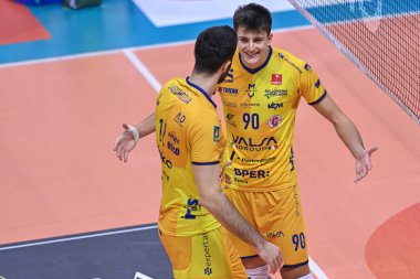 Tommaso Rinaldi (Valsa Group Modena), İtalya Süper Lig Voleybol Şampiyonası 'nda Adis Lagumdzija (Valsa Group Modena) ile ceeilebrates, İtalya' nın Siena kentinde 13 Kasım 20 'de PalaEstra' da Leo Shoes Modena 'ya karşı Emma Villas Aubay, Süper Lig Şampiyonluğu maçında.