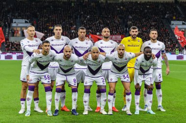 ACF Fiorentina takımı 13 Kasım 2022 tarihinde Giuseppe Meazza Stadyumu 'nda AC Milan ile ACF Fiorentina arasında oynanan Serie A 2022 / 23 futbol maçı sırasında sıralanır.