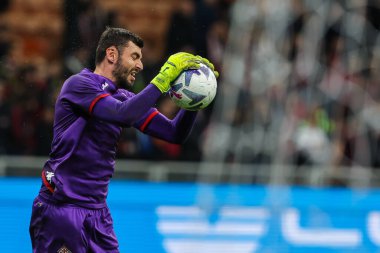 ACF Fiorentina takımından Pietro Terracciano, 13 Kasım 2022 'de İtalya' nın Giuseppe Meazza Stadyumu 'nda AC Milan ile ACF Fiorentina arasında oynanan 2022 / 23 futbol karşılaşmasında ısındı.