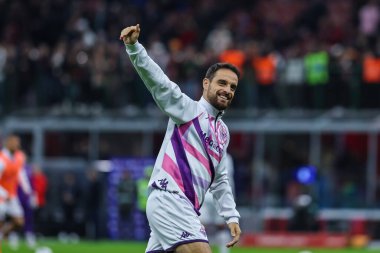 ACF Fiorentina 'dan Giacomo Bonaventura 13 Kasım 2022 tarihinde İtalya' nın Giuseppe Meazza Stadyumu 'nda AC Milan ile ACF Fiorentina arasında oynanan 2022 / 23 futbol karşılaşmasında taraftarları karşılıyor - Fotoğraf: Fabrizio Carabelli / LiveMedi