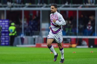 ACF Fiorentina takımından Giacomo Bonaventura, 13 Kasım 2022 tarihinde İtalya 'nın Giuseppe Meazza Stadyumu' nda AC Milan ile ACF Fiorentina arasında oynanan 2022 / 23 futbol karşılaşmasında ısındı.