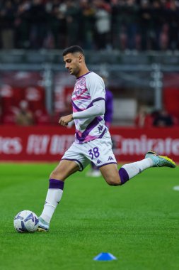 ACF Fiorentina takımından Rolando Mandragora, 13 Kasım 2022 'de İtalya' nın Giuseppe Meazza Stadyumu 'nda AC Milan ile ACF Fiorentina arasında oynanan 2022 / 23 futbol karşılaşmasında ısındı.