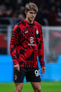 AC Milan 'dan Charles De Ketelaere, 13 Kasım 2022' de Giuseppe Meazza Stadyumu 'nda AC Milan ile ACF Fiorentina arasında oynanan 2022 / 23 futbol karşılaşmasında ısındı.