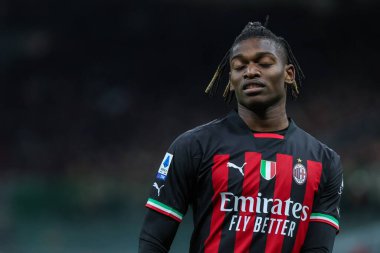 AC Milan 'dan Rafael Leao, 13 Kasım 2022' de Giuseppe Meazza Stadyumu 'nda AC Milan ile ACF Fiorentina arasında oynanan 2022 / 23 futbol karşılaşmasında tepki gösterdi.