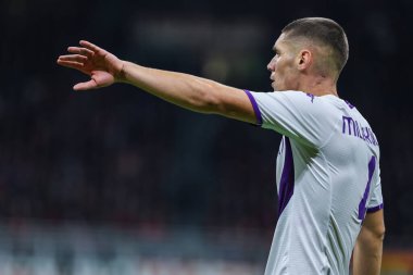 ACF Fiorentina 'dan Nikola Milenkoviç 13 Kasım 2022' de İtalya 'nın Giuseppe Meazza Stadyumu' nda AC Milan ile ACF Fiorentina arasında oynanan 2022 / 23 futbol karşılaşmasında jest yapıyor - Fotoğraf: Fabrizio Carabelli / LiveMedi
