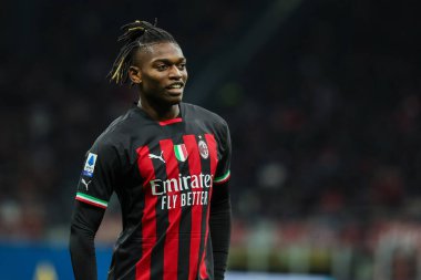 AC Milan 'dan Rafael Leao, 13 Kasım 2022' de Giuseppe Meazza Stadyumu 'nda AC Milan ile ACF Fiorentina arasında oynanan 2022 / 23 tarihli futbol maçına bakıyor.
