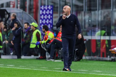 Vincenzo Italiano ACF Fiorentina 'nın baş antrenörü 13 Kasım 2022 tarihinde İtalya' nın Giuseppe Meazza Stadyumu 'nda AC Milan ile ACF Fiorentina arasında oynanan 2022 / 23 tarihli futbol karşılaşmasında jestler yaptı.