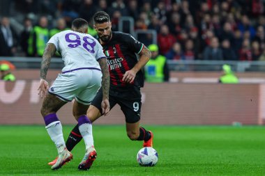 AC Milan 'dan Olivier Giroud, 13 Kasım 2022 tarihinde İtalya' nın Giuseppe Meazza Stadyumu 'nda AC Milan ile ACF Fiorentina arasında oynanan 2022 / 23 Serie A futbol karşılaşmasında ACF Fiorentina' dan Igor ile faaliyette.