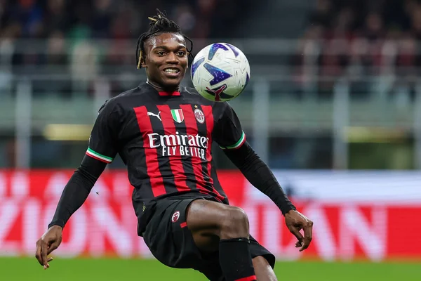 AC Milan 'dan Rafael Leao, 13 Kasım 2022' de Giuseppe Meazza Stadyumu 'nda AC Milan ile ACF Fiorentina arasında oynanan 2022 / 23 futbol karşılaşmasında görev başında.